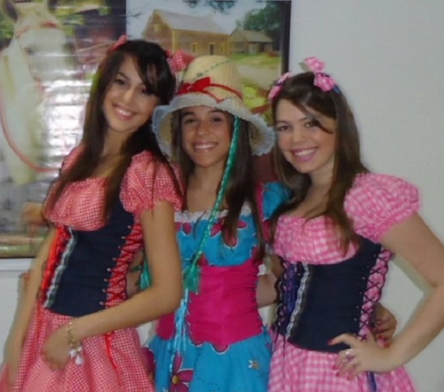 Cowgirl corpete xadrez vermelho e xadrez rosa